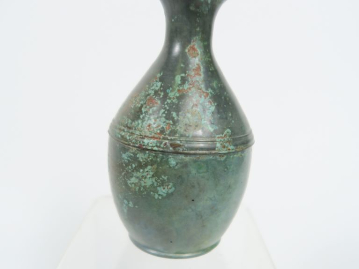 Vase antique en bronze. 10 x 6 cm.
