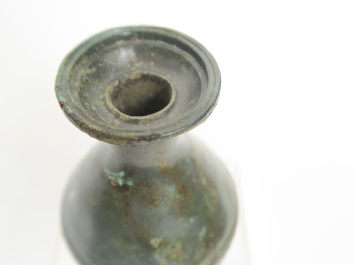 Vase antique en bronze. 10 x 6 cm.