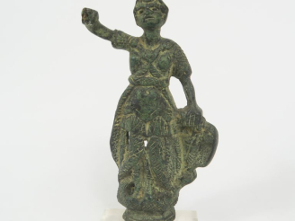 Vente aux enchères Figurine en bronze (plaque ornementale) d’une divinité féminine antiqu