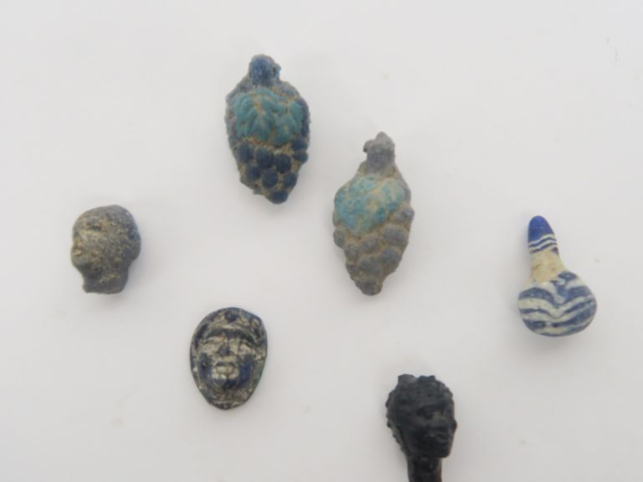 Pendentif hellénistique en forme de tête de Noir en verre foncé (II-Ie