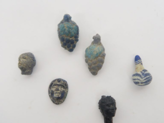 Vente aux enchères Pendentif hellénistique en forme de tête de Noir en verre foncé (II-Ie