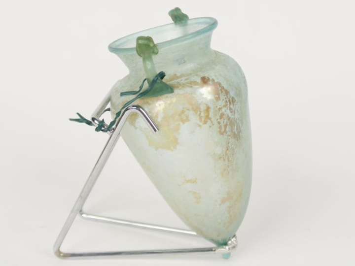 Verrerie antique. Amphorisque en verre translucide. 15 cm (petit accid