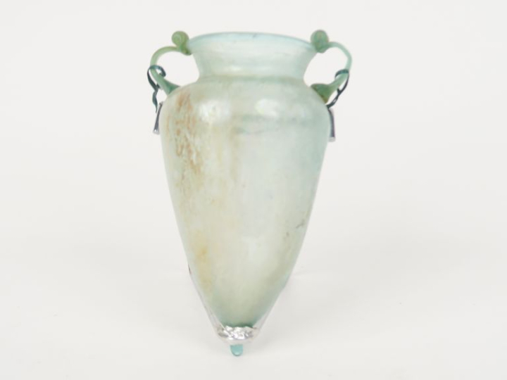 Verrerie antique. Amphorisque en verre translucide. 15 cm (petit accid