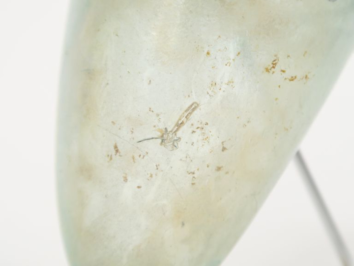 Verrerie antique. Amphorisque en verre translucide. 15 cm (petit accid