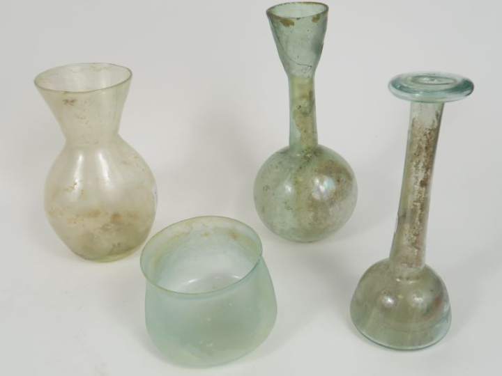 4 verreries romaines. 6 x 9 à 14 x 8 cm