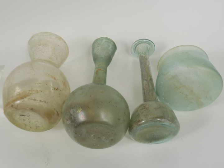 4 verreries romaines. 6 x 9 à 14 x 8 cm