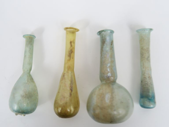 4 balsamaire romains en verre translucide. I-IIIe s. apr. J.-C.12,5 x 