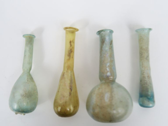Vente aux enchères 4 balsamaire romains en verre translucide. I-IIIe s. apr. J.-C.12,5 x 