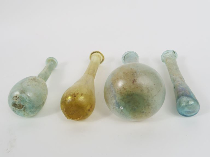 4 balsamaire romains en verre translucide. I-IIIe s. apr. J.-C.12,5 x 