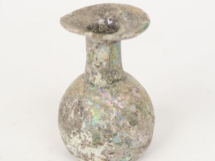 Flacon en verre translucide irisé. IIIème s. apr. J.-C. 8 cm.