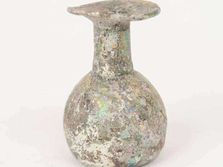 Flacon en verre translucide irisé. IIIème s. apr. J.-C. 8 cm.