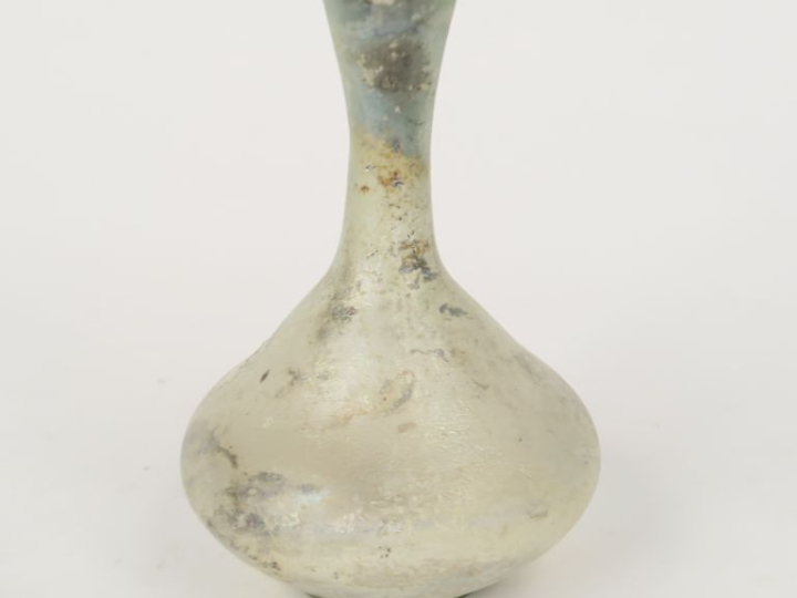 Flacon en verre translucide. IIIème s. apr. J.-C. 14 cm.