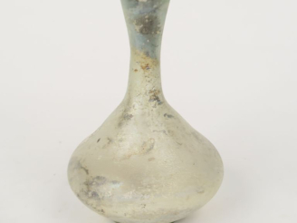 Vente aux enchères Flacon en verre translucide. IIIème s. apr. J.-C. 14 cm.