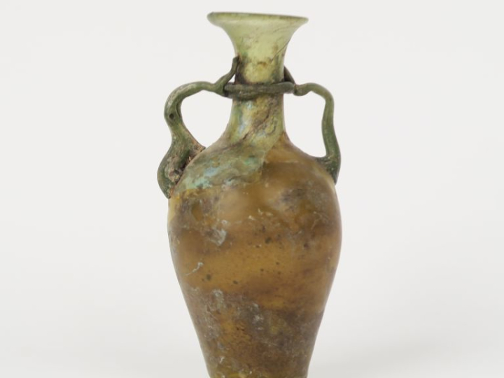 Verrerie antique. Flacon à deux anses en verre translucide, IV-Vème s.