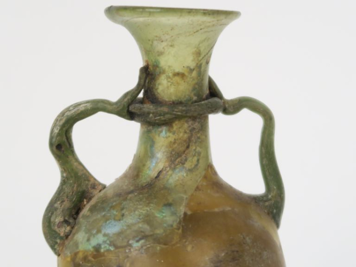 Verrerie antique. Flacon à deux anses en verre translucide, IV-Vème s.