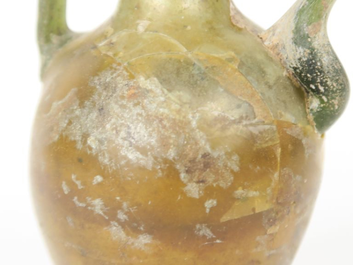 Verrerie antique. Flacon à deux anses en verre translucide, IV-Vème s.