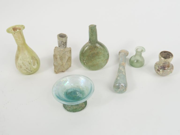 7 verreries romaines et islamiques. 8 x 2 à 3 x 2 cm