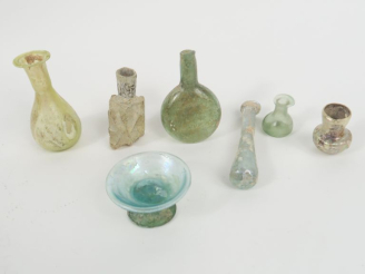 Vente aux enchères 7 verreries romaines et islamiques. 8 x 2 à 3 x 2 cm
