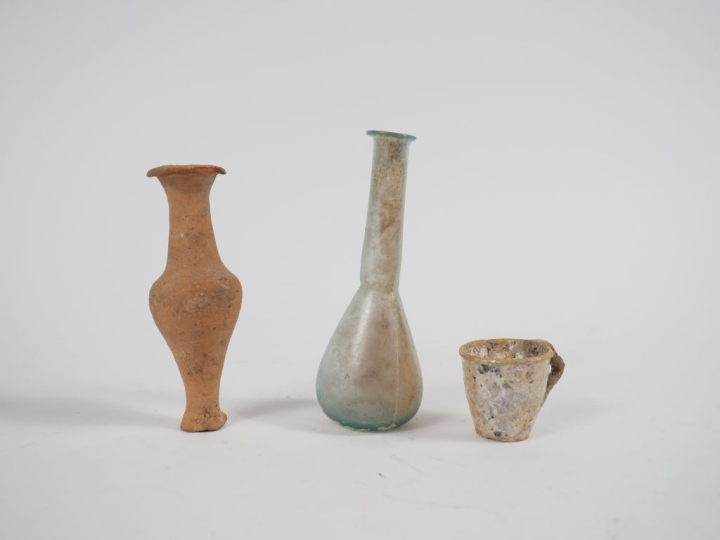 Un balsamaire hellénistique et 2 verreries romaines. 12 x 4,5 à 3,5 x 