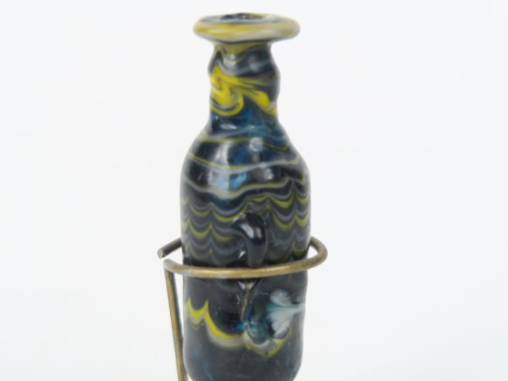 Amphorisque en pâte de verre multicolore dans le style phénicien. 9.5 