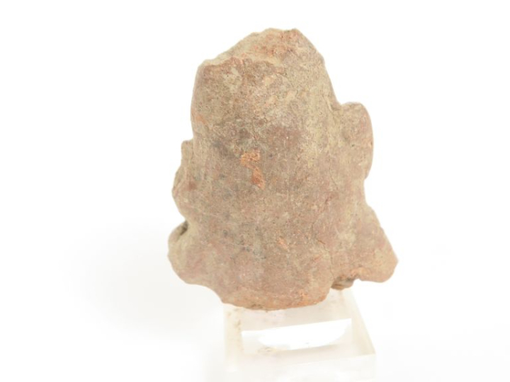 Tête de figurine antique en terre cuite. 9 x 6,5 cm.