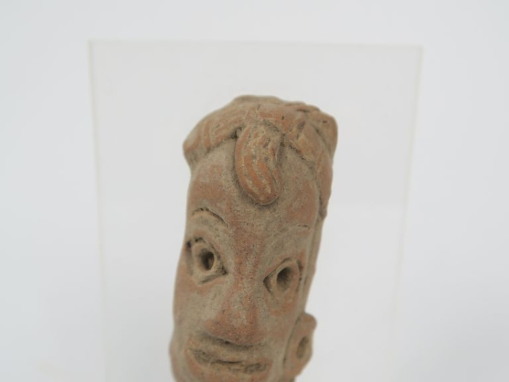 Tête de figurine précolombienne. 4,5 x 2,5 x 1,8 cm