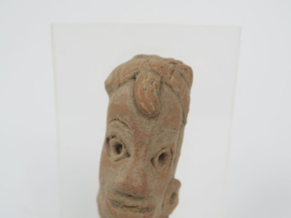 Vente aux enchères Tête de figurine précolombienne. 4,5 x 2,5 x 1,8 cm