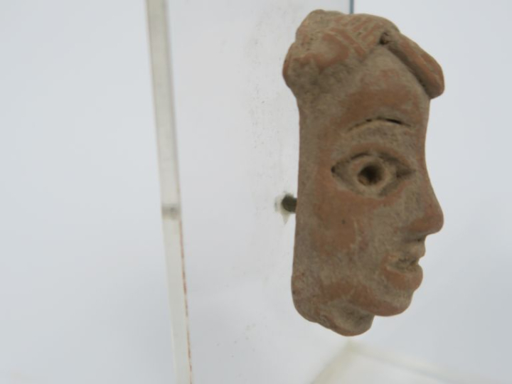 Tête de figurine précolombienne. 4,5 x 2,5 x 1,8 cm