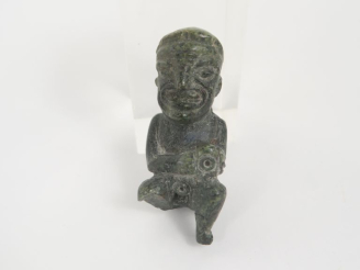 Vente aux enchères Amulette précolombienne en jade, figurant un personnage tenant un vase