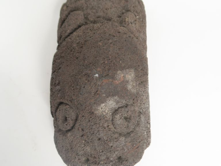 Grenouille stylisée en pierre volcanique. 19 x 10,5 x 10 cm.