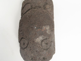 Vente aux enchères Grenouille stylisée en pierre volcanique. 19 x 10,5 x 10 cm.