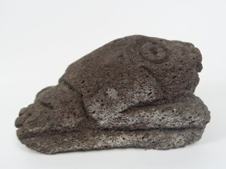 Grenouille stylisée en pierre volcanique. 19 x 10,5 x 10 cm.