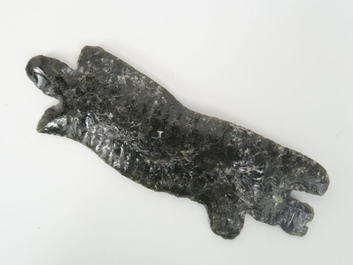 Morceau d’obsidienne taillée en forme de protomé d’animal. Dans le sty