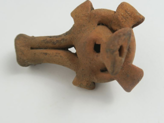 Vente aux enchères Sifflet précolombien en terre décoré d’une tête anthropomorphe. 7,5 x 