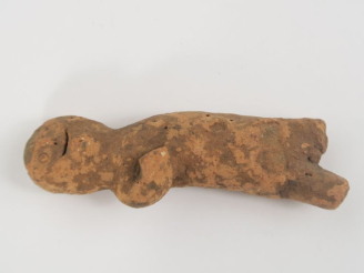 Vente aux enchères Personnage en terre cuite. 12 x 3 cm (accidents et manques).