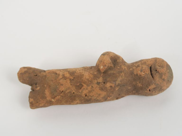 Personnage en terre cuite. 12 x 3 cm (accidents et manques).