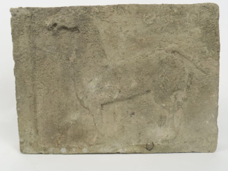 Vente aux enchères Chine. Relief en terre cuite figurant un cheval. Période Han. 30 x 22 