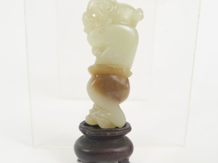 Chine. Figurine en jade d’un enfant portant une branche sur son épaule