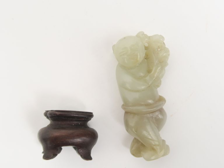 Chine. Figurine en jade d’un enfant portant une branche sur son épaule