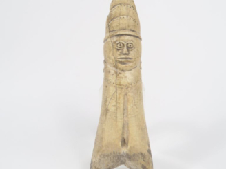 Vente aux enchères 4 anciennes figurines en os sculpté. 4 x 3 x 13 à 15,5 x 5,5 x2,5 cm (