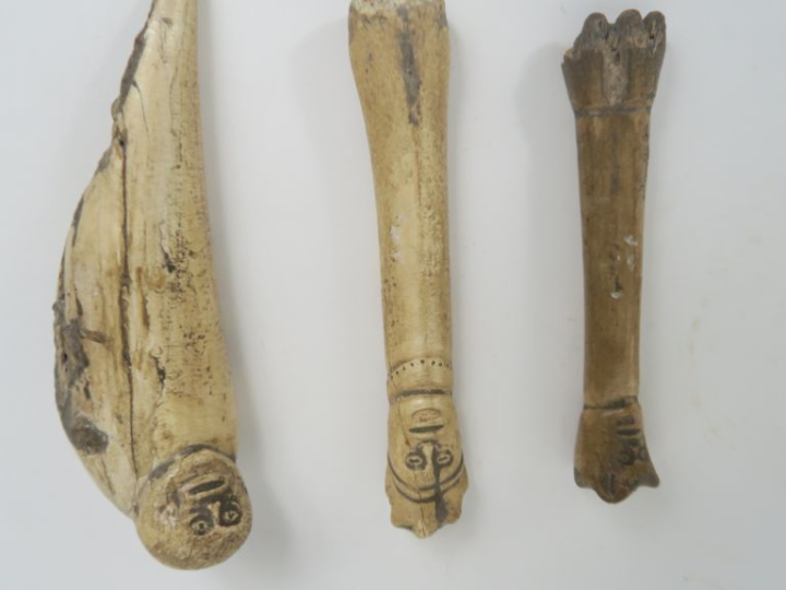 4 anciennes figurines en os sculpté. 4 x 3 x 13 à 15,5 x 5,5 x2,5 cm (