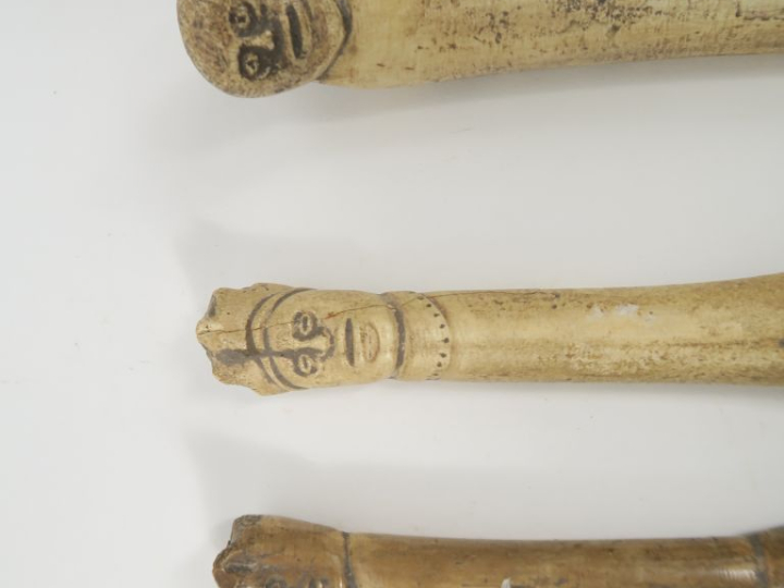 4 anciennes figurines en os sculpté. 4 x 3 x 13 à 15,5 x 5,5 x2,5 cm (