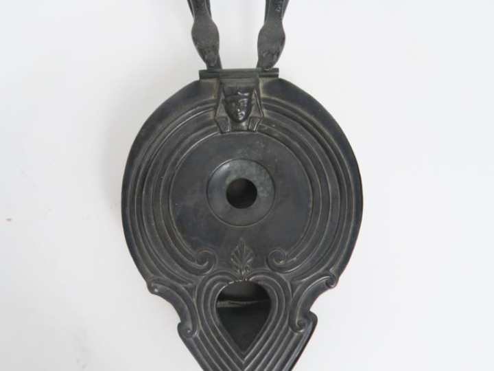 Lampe en bronze dans le style antique décorée d’un buste égyptien en r