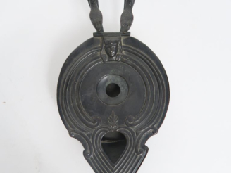 Vente aux enchères Lampe en bronze dans le style antique décorée d’un buste égyptien en r