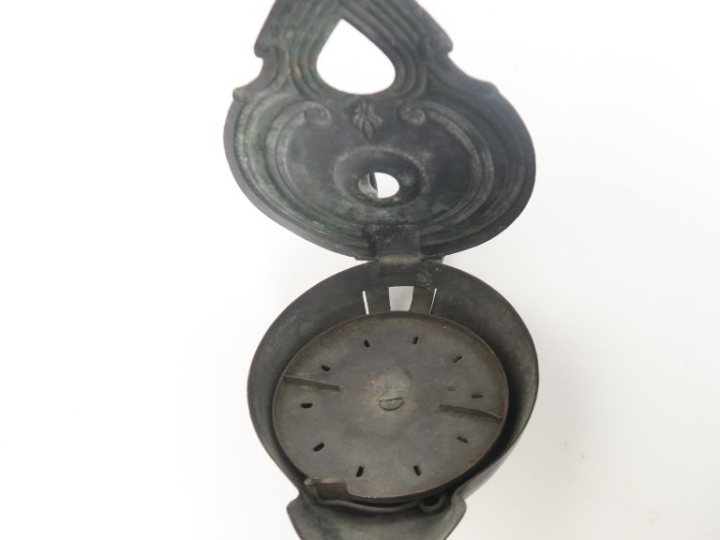 Lampe en bronze dans le style antique décorée d’un buste égyptien en r