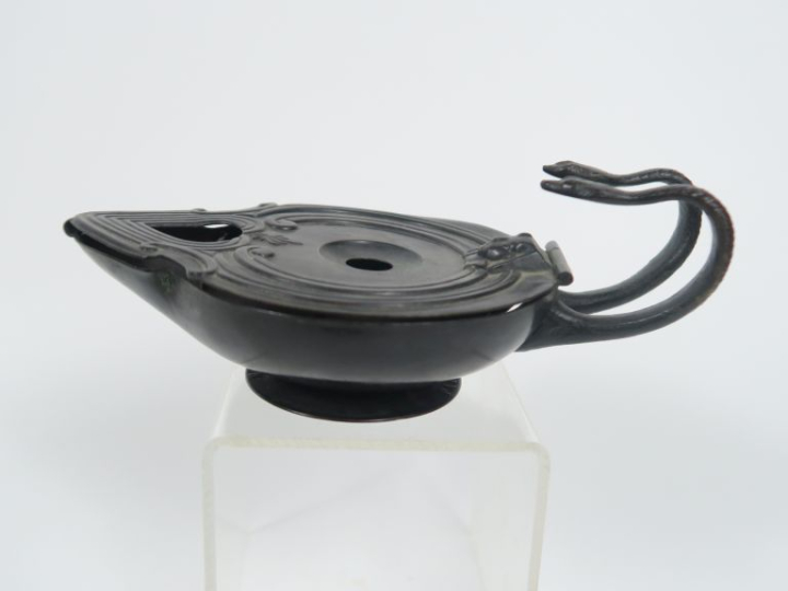 Lampe en bronze dans le style antique décorée d’un buste égyptien en r