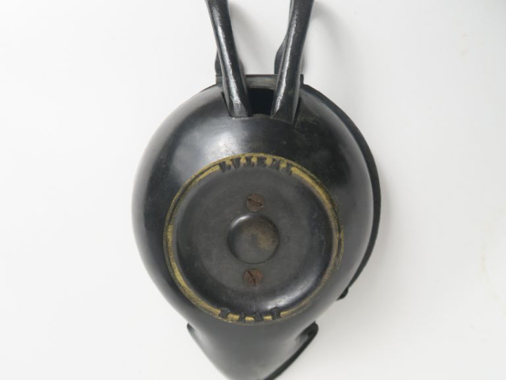 Lampe en bronze dans le style antique décorée d’un buste égyptien en r