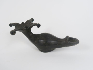 Vente aux enchères Lampe en bronze dans le style romain du IVème apr. J.-C. 7,5 x 8,5 cm.