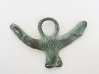 Vente aux enchères Pendentif phallique en bronze de style romain. 8 x 5 x 0,4 cm