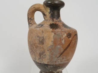 Vente aux enchères Lécythe à figures noires décoré d’un taureau. 15 x 9,5 cm (accidents e